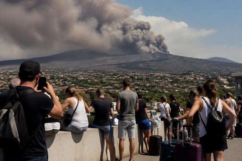 Etna-uitbarsting laat duizenden toeristen stranden op Sicilië, vliegverkeer Catania stilgelegd