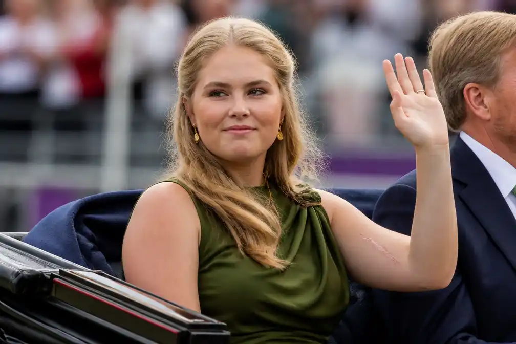 Prinses Amalia toont litteken van val met paard Mojito in Aken