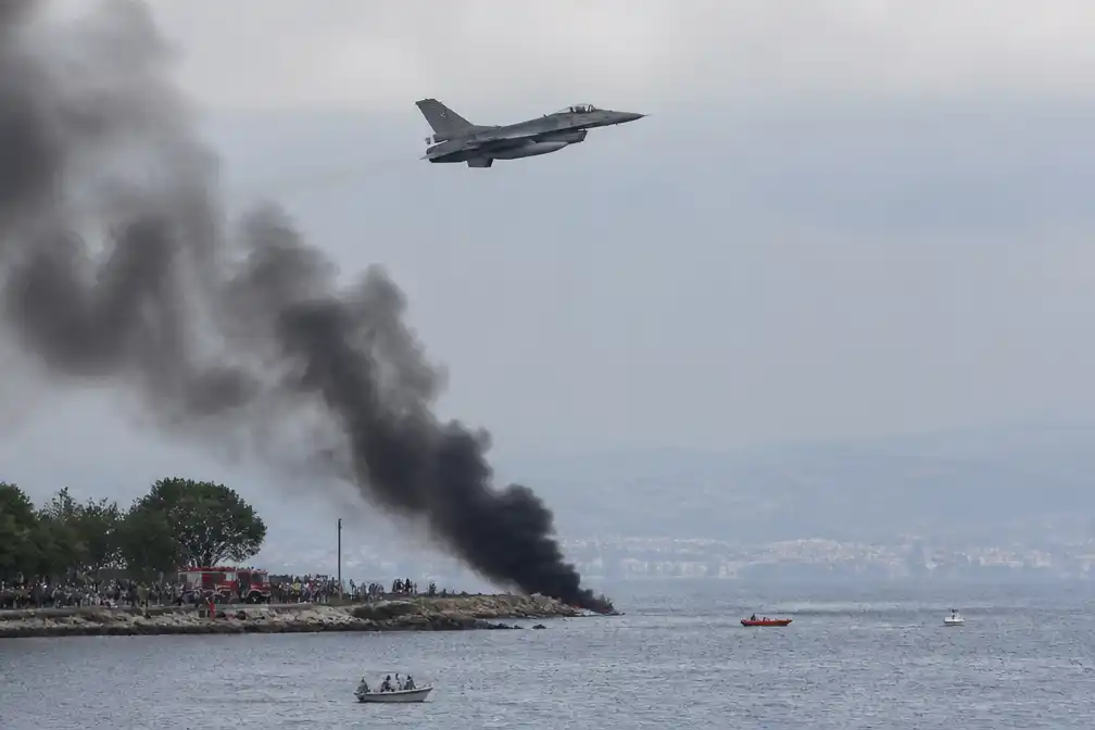 Turkse F-16 neergestort tijdens trainingsvlucht in Yalova, piloot redt zich
