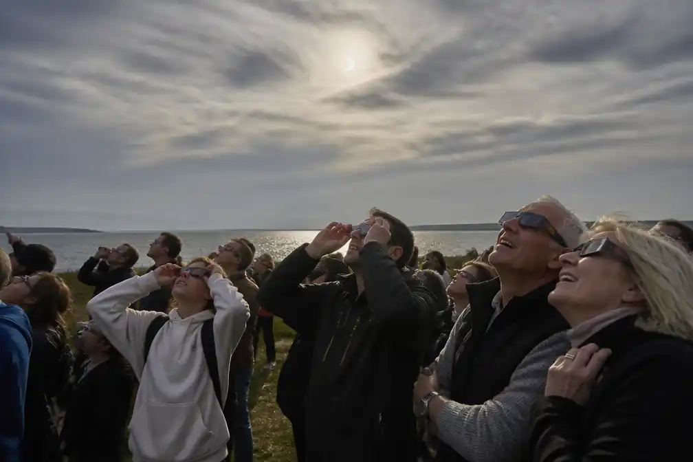 Miljoenen komen samen in West-Europa voor zonsverduistering