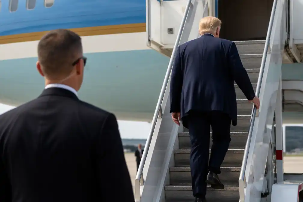 Trump verliet NAVO-top via ander vliegtuig om Iraanse dreiging te ontwijken