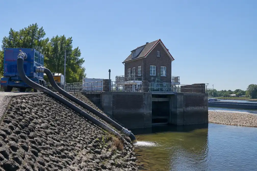 Waterschap plaatst noodpomp bij Deventer nu IJssel op laagterecord staat