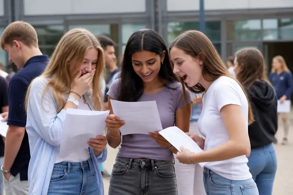 Record aantal topcijfers en universitaire plaatsen verwacht bij A-level uitslagen