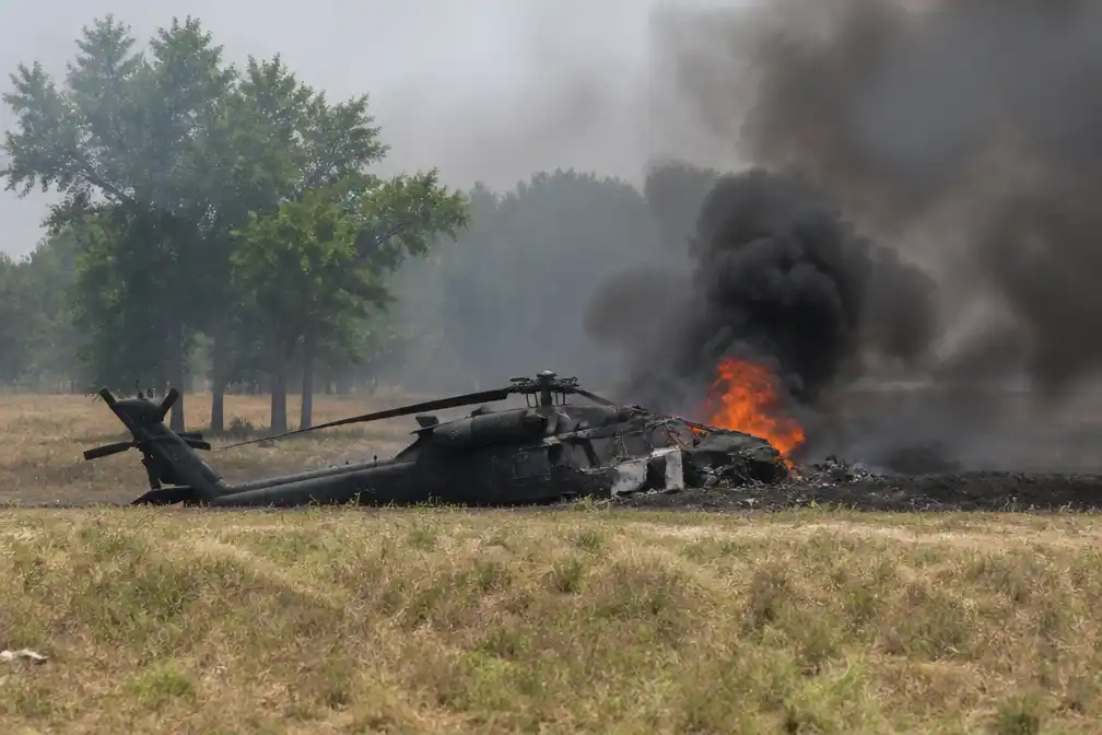 Twee doden bij Apache-helikoptercrash in Texas; natuurbrand dwingt evacuaties af