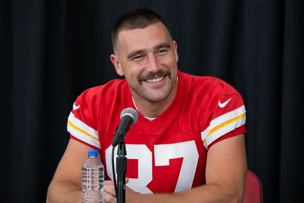Travis Kelce doorbreekt stilte over huwelijk met Taylor Swift: 'Mooiste avond van mijn leven'