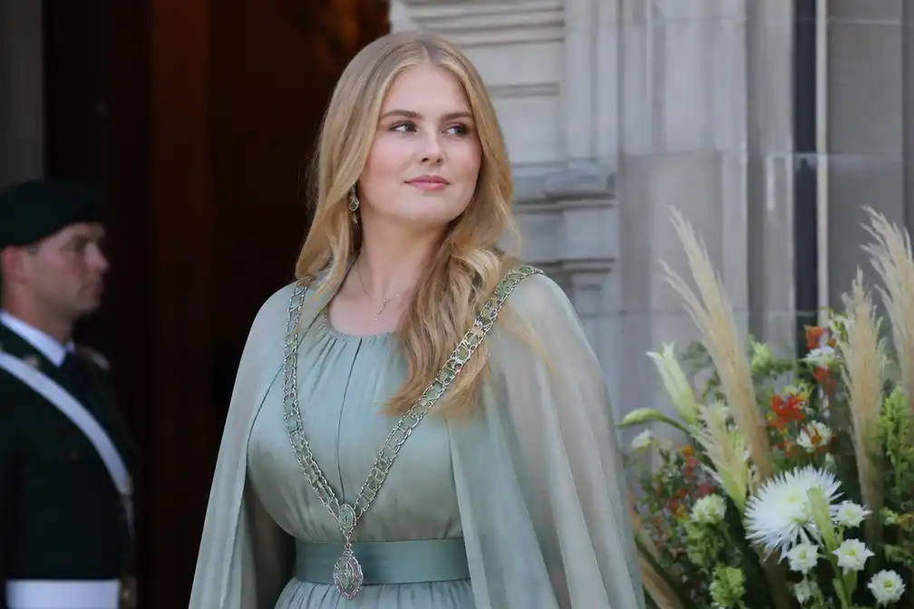 Oranje Franje: Amalia betovert Duitsers, prinses leent bekende jurk