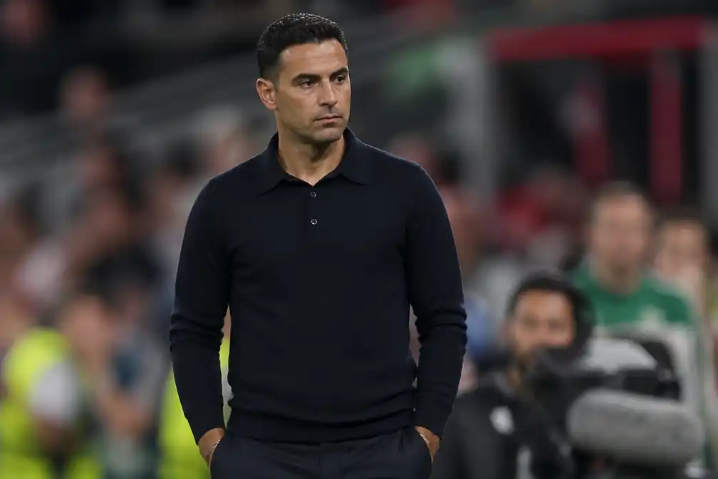 Ajax-coach Míchel kritisch na 2-2 gelijkspel bij Shelbourne