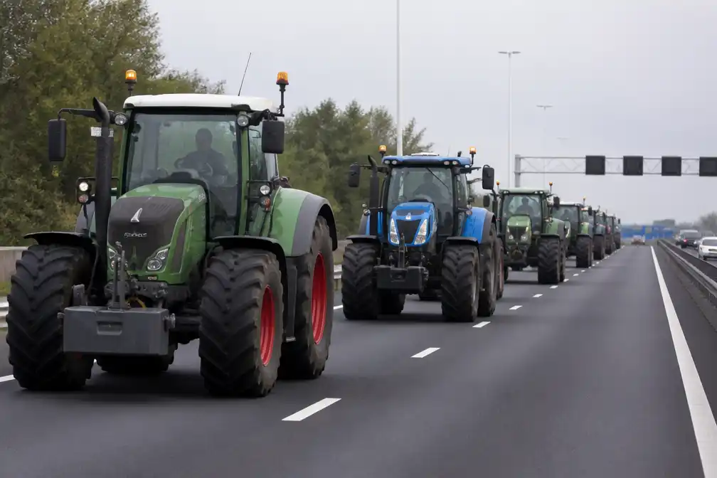 Ongeveer dertig tractoren rijden over A59 richting Den Bosch voor stikstofprotest