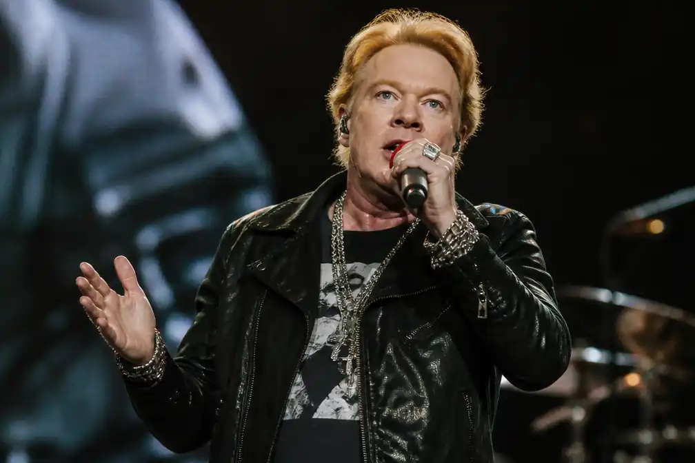 Axl Rose heeft door kaakgewrichtsklachten moeite met optreden