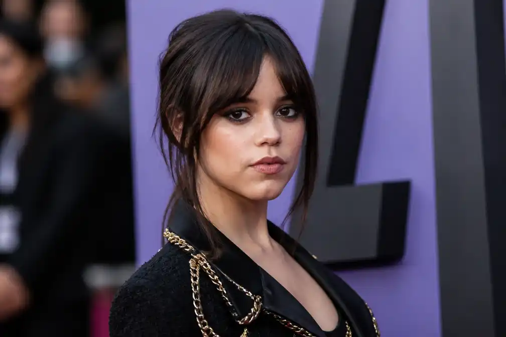 Zus van Jenna Ortega steunt oproep om speculatie over uiterlijk en gezondheid te stoppen