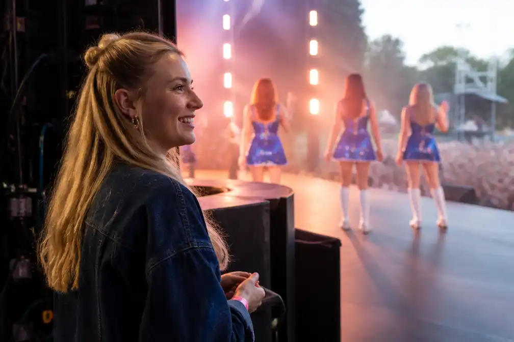 Marthe De Pillecyn moedigt K3-collega's aan op Rijvers Festival tijdens bevallingsrust