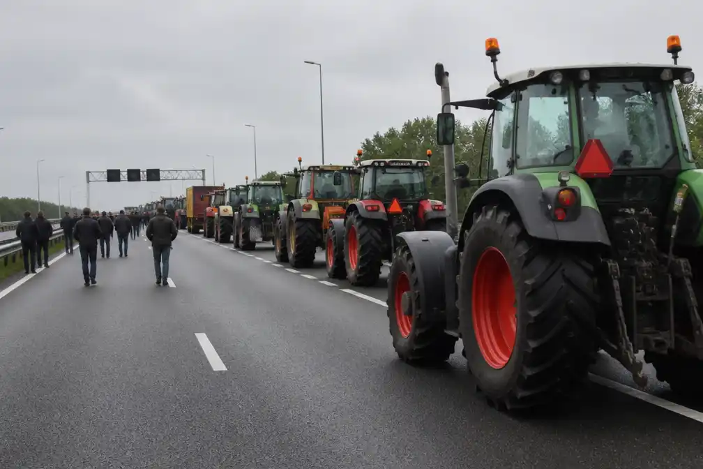 Jetten roept boeren op snelwegen A2 en A59 te verlaten na dodelijk ongeval