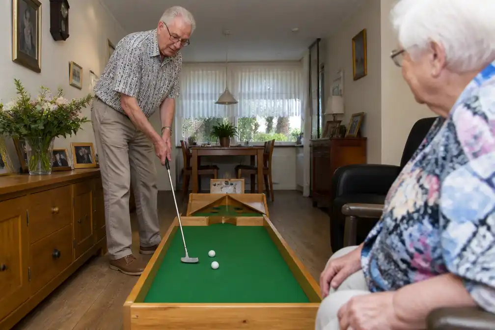 Gerrit Voors (84) maakt golfbaan in woonkamer in strijd tegen alzheimer