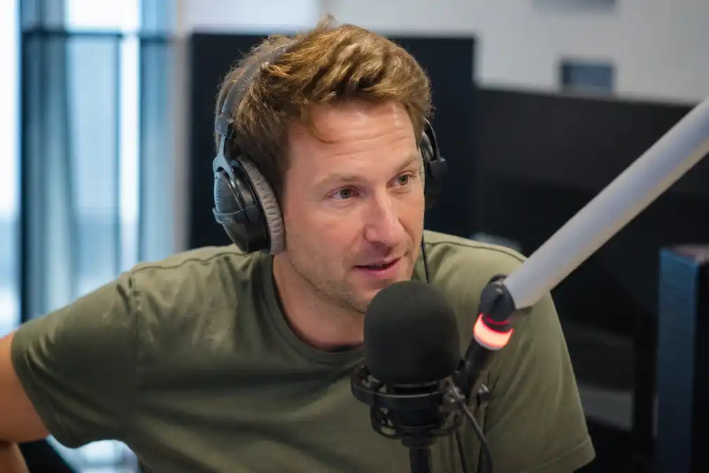 Radio-dj Wietze de Jager heeft brandwonden op hoofd na haarkleur-stunt