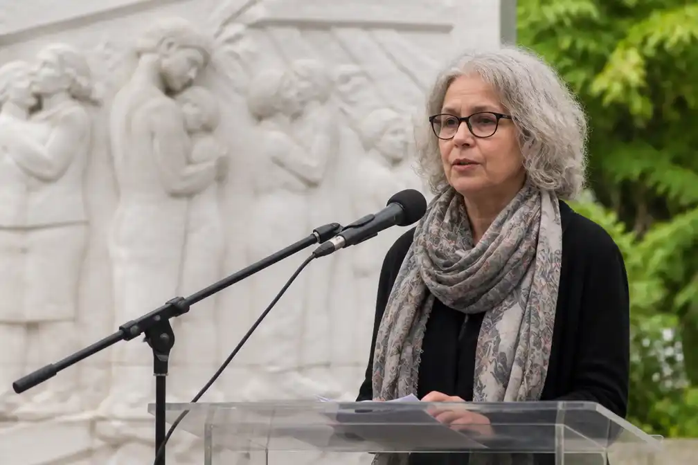 Schrijver Maddy Stolk bij Indisch Monument over doorgeven oorlogstrauma