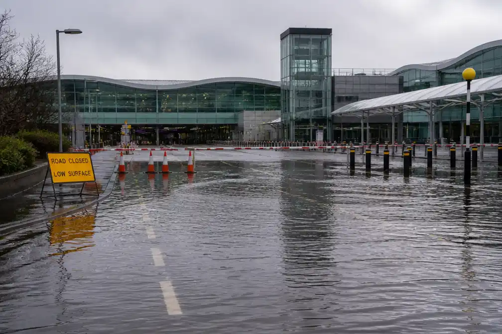 Overstromingen op Heathrow, passagiers opgeroepen niet te rijden