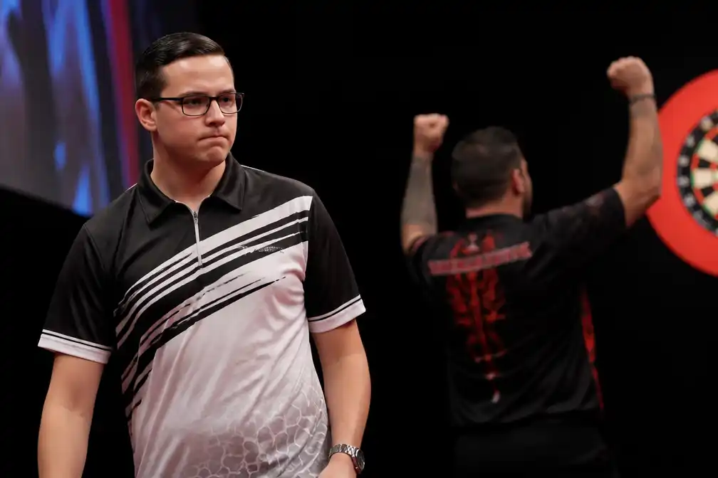 Gian van Veen verliest kwartfinale New Zealand Darts Masters van Jonny Clayton