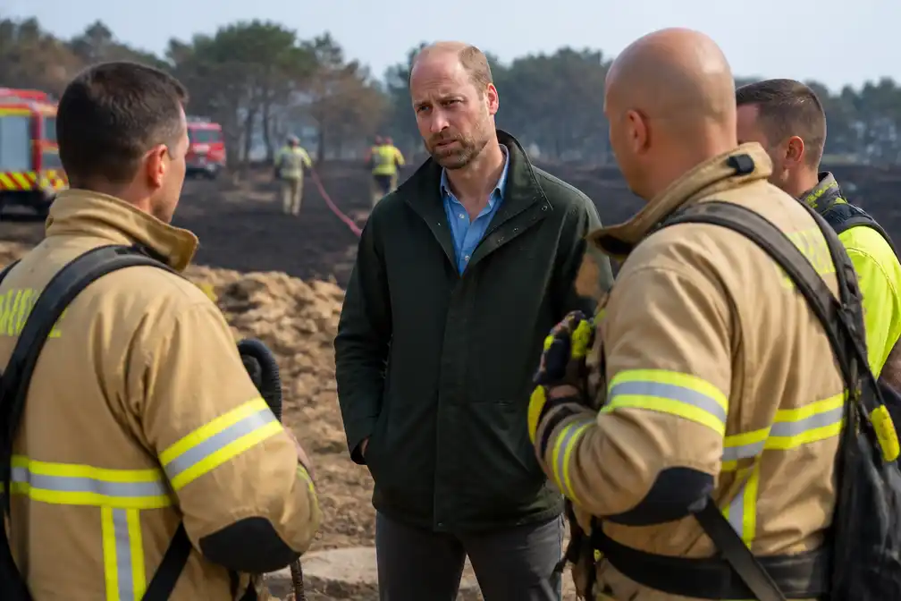 Prins William bedankt hulpverleners te midden van recordaantal natuurbranden