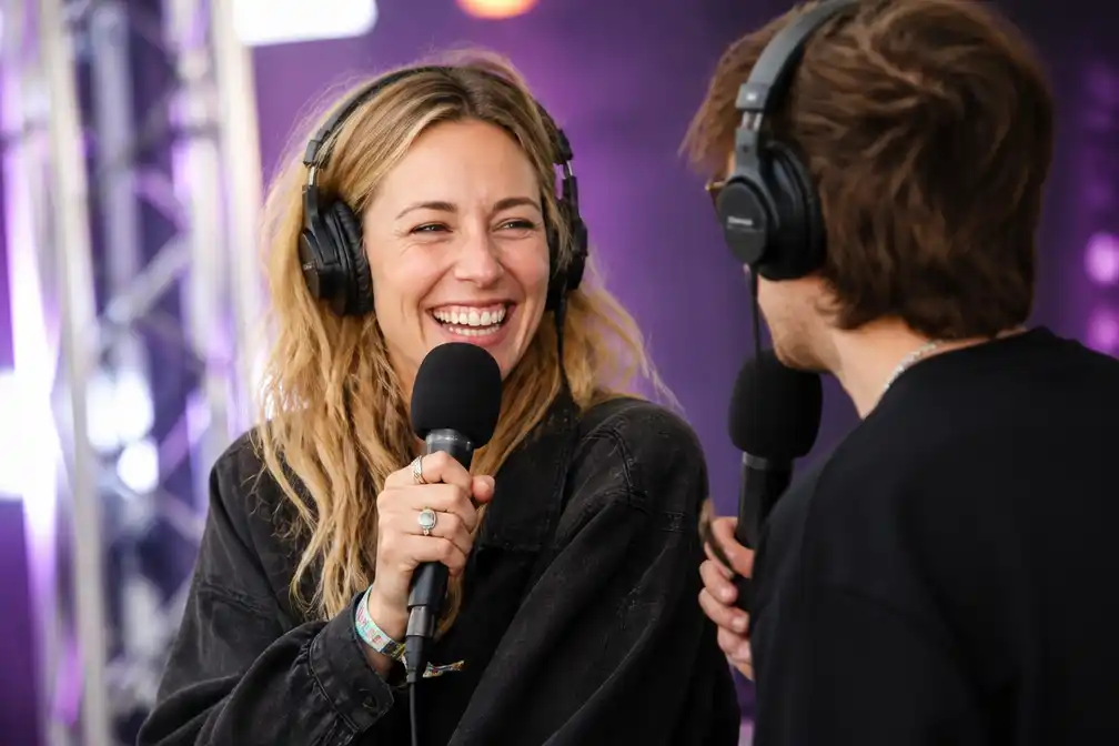Eva Cleven interviewt op Lowlands en blikt terug op verborgen verdriet achter haar lach