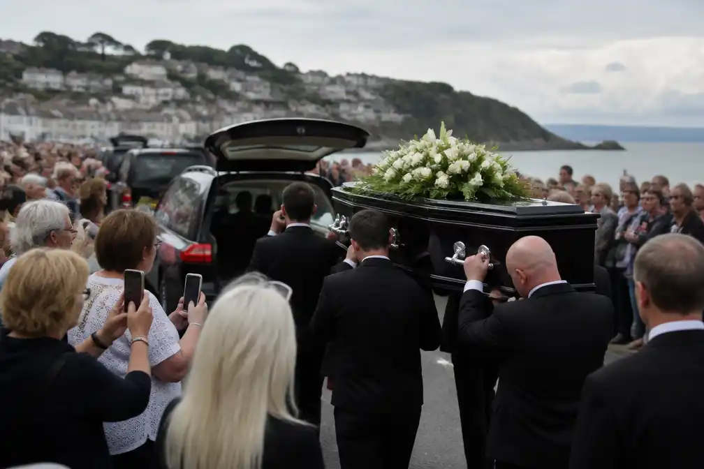 Honderden nemen afscheid van Bonnie Tyler in Mumbles