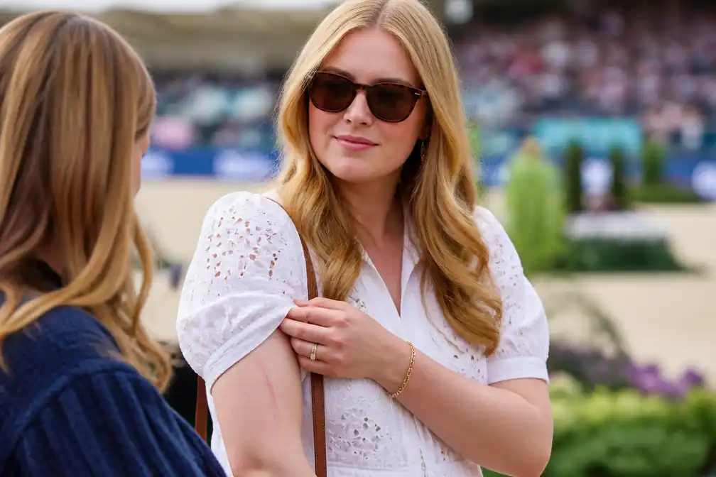 Prinses Amalia toont litteken van val met paard Mojito bij WK paardensport in Aken