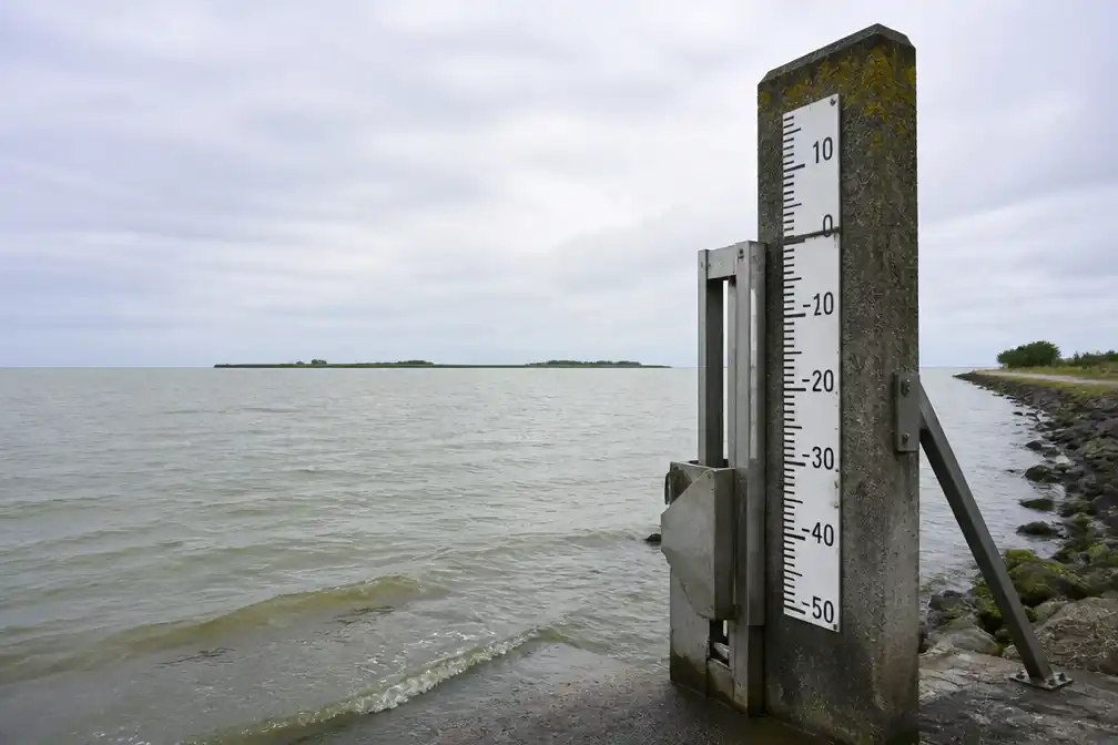 Rijkswaterstaat: waterpeil IJsselmeer kritiek laag, sproeiverbod dreigt