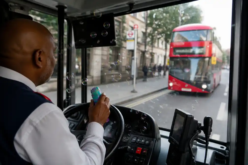 Londense buschauffeur mag geen zeepbellen meer blazen in 'bellenbus'