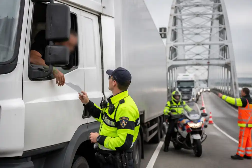 Politie beboet vrachtwagenchauffeurs op Merwedebrug bij Gorinchem