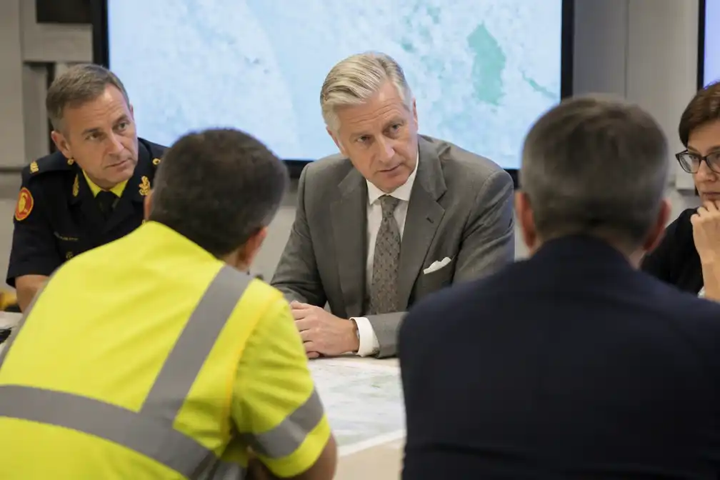 Koning Filip bezoekt crisiscentrum terwijl Ardennenbrand voortduurt