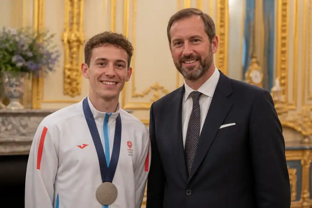 Groothertog Guillaume feliciteert Querinjean met EK-zilver steeplechase