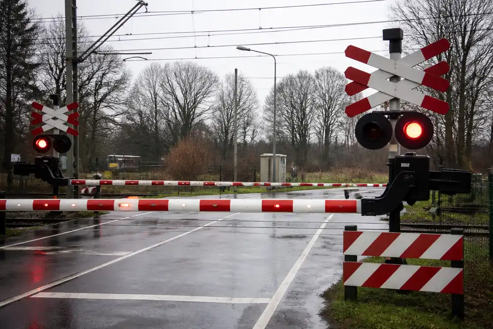 ProRail onderzoekt video van jongen die aan spoorboom hangt en valt
