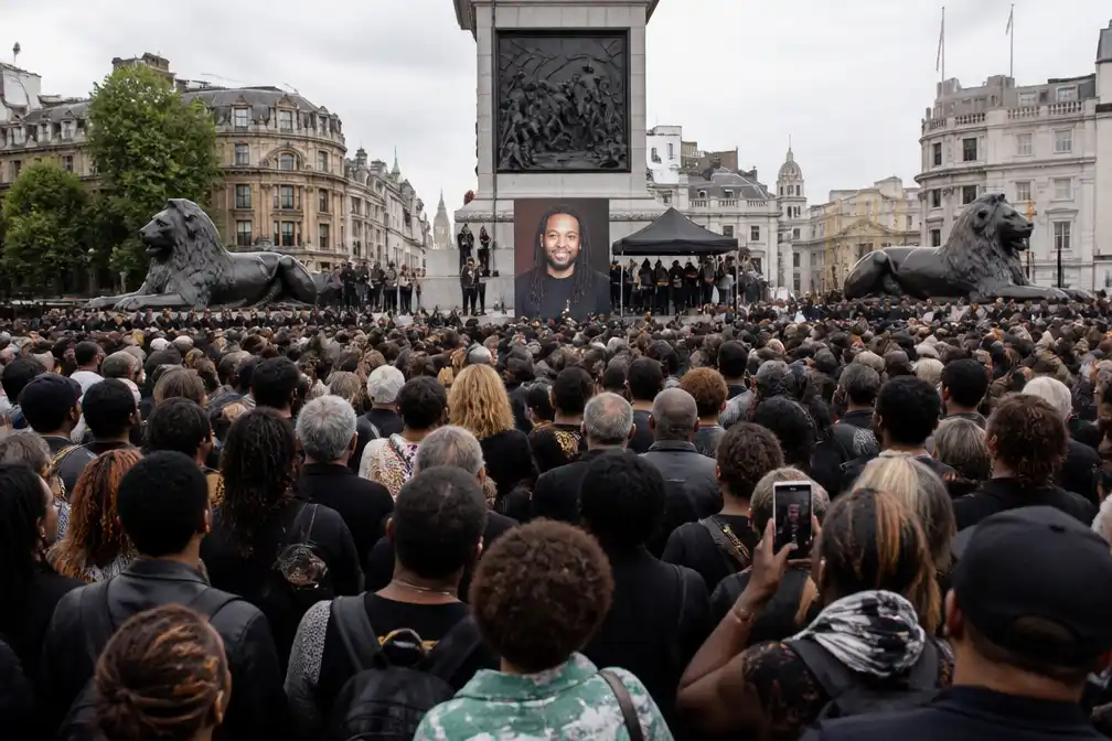 Tienduizenden nemen afscheid van Cambridge-professor Jason Arday op Trafalgar Square