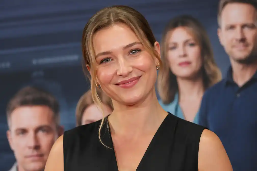 Tine Roggeman beleeft eerste intieme scènes in Familie-webreeks op VTMGO