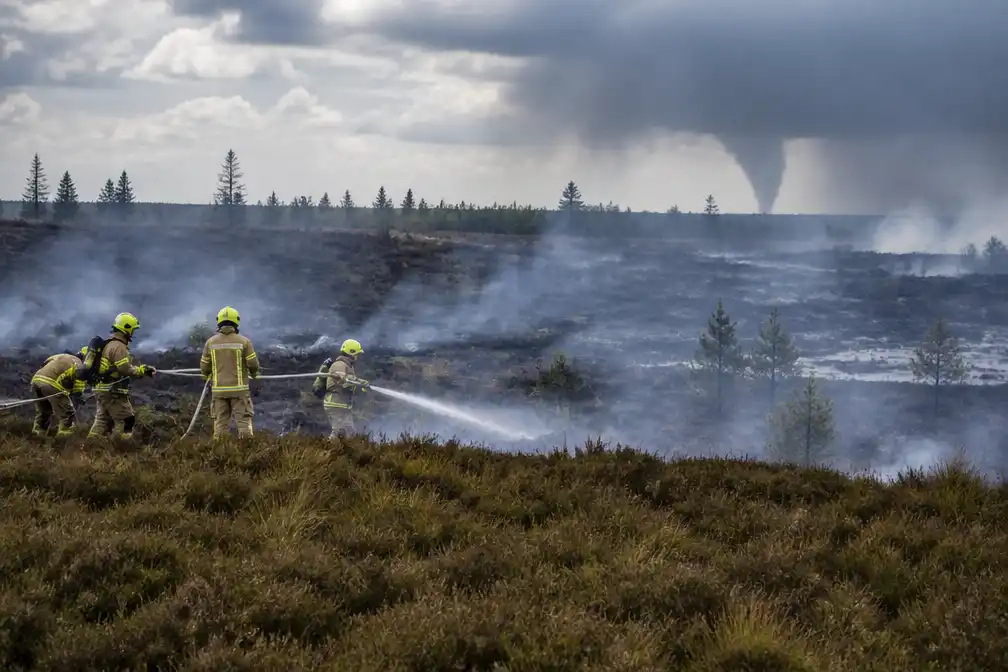 Natte weer remt brand Hoge Venen af, maar onweer en 'mini-tornado' richten schade aan