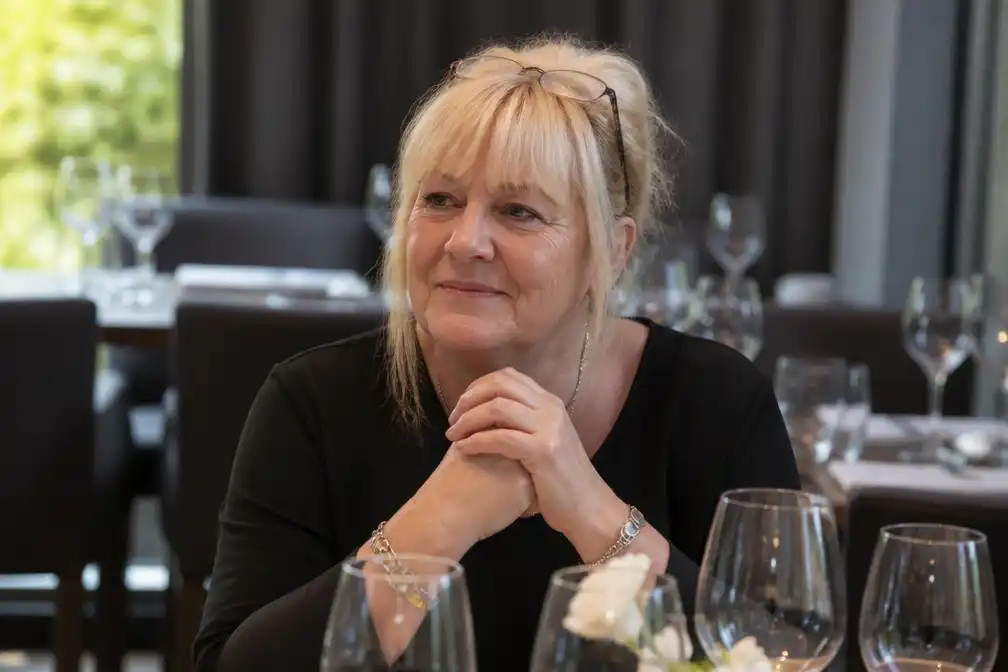 Christine (64) uit 'Restaurant misverstand' thuis overleden, familie meldt aan VRT