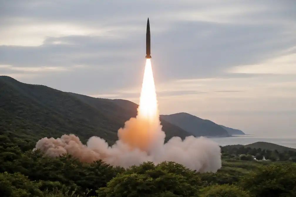 Noord-Korea vuurt ongeveer tien raketten af richting Japanse Zee