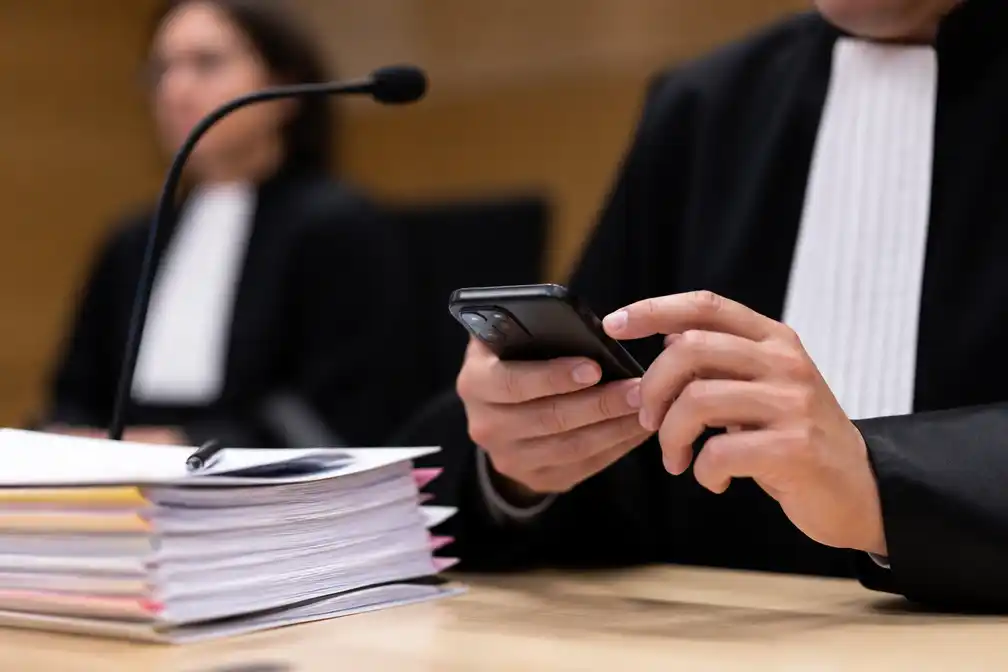 OM kraakt telefoon in drievoudige moordzaak Oosterhout; foto's van geld en wapens