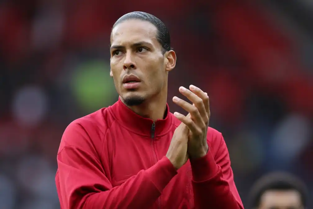 Van Dijk zet Liverpool-ploeggenoten onder druk: 'Vorig jaar was onacceptabel'