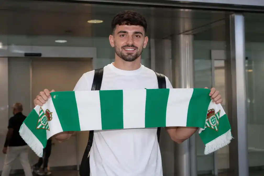 AZ-spits Troy Parrott in Sevilla om transfer naar Real Betis af te ronden