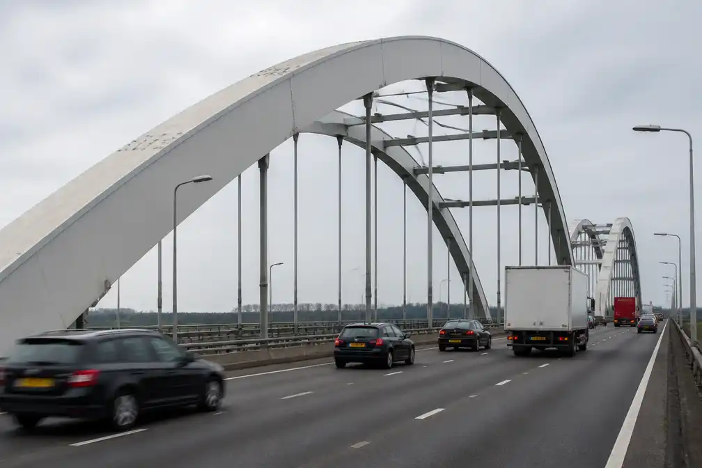 Rijkswaterstaat wist in 2020 al dat Merwedebrug verzwakt was, blijkt uit document