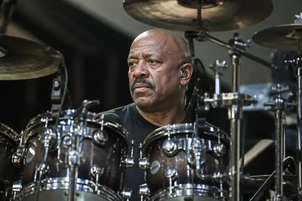 Earth, Wind & Fire-drummer John Paris ontwaakt uit coma en moet twee operaties ondergaan