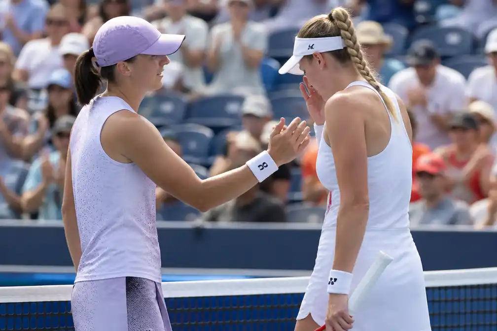 Świątek naar halve finales Cincinnati na opgave Rybakina