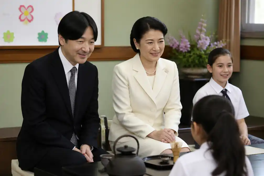 Japanse kroonprins Akishino en kroonprinses Kiko bezoeken school in Paraguay