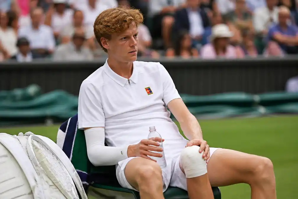 Tennisser Jannik Sinner mist US Open door knieblessure