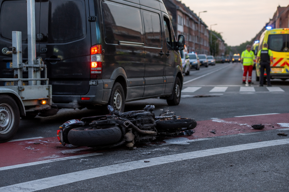 Motorrijdster zwaargewond na aanrijding met bestelwagen in Menen