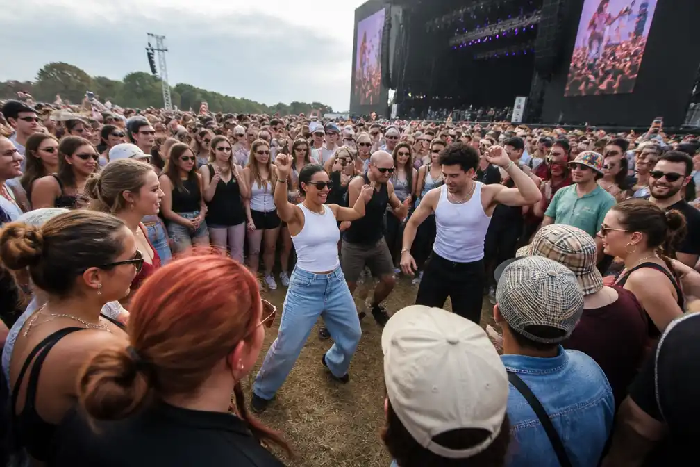Kenza Lansari trapt dansfeest af bij Major Lazer op Pukkelpop