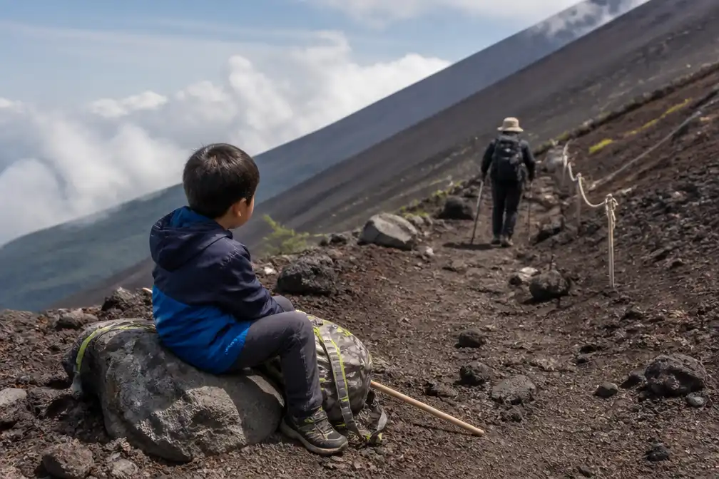 Japanse vader laat zoon (7) acht uur alleen op Mount Fuji om top te halen