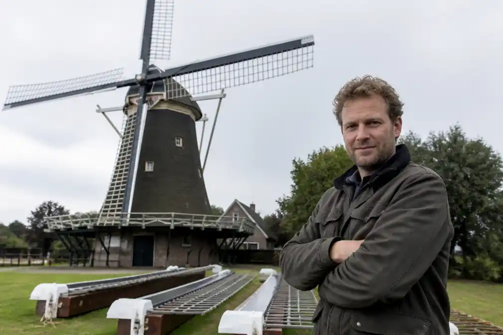 Molenaar Bas de Deugd start loterij voor laatste €35.000 voor Molen Ter Leede