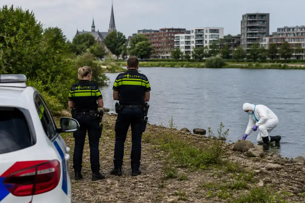 Dode vrouw gevonden bij Maas in Venlo; politie gaat uit van misdrijf