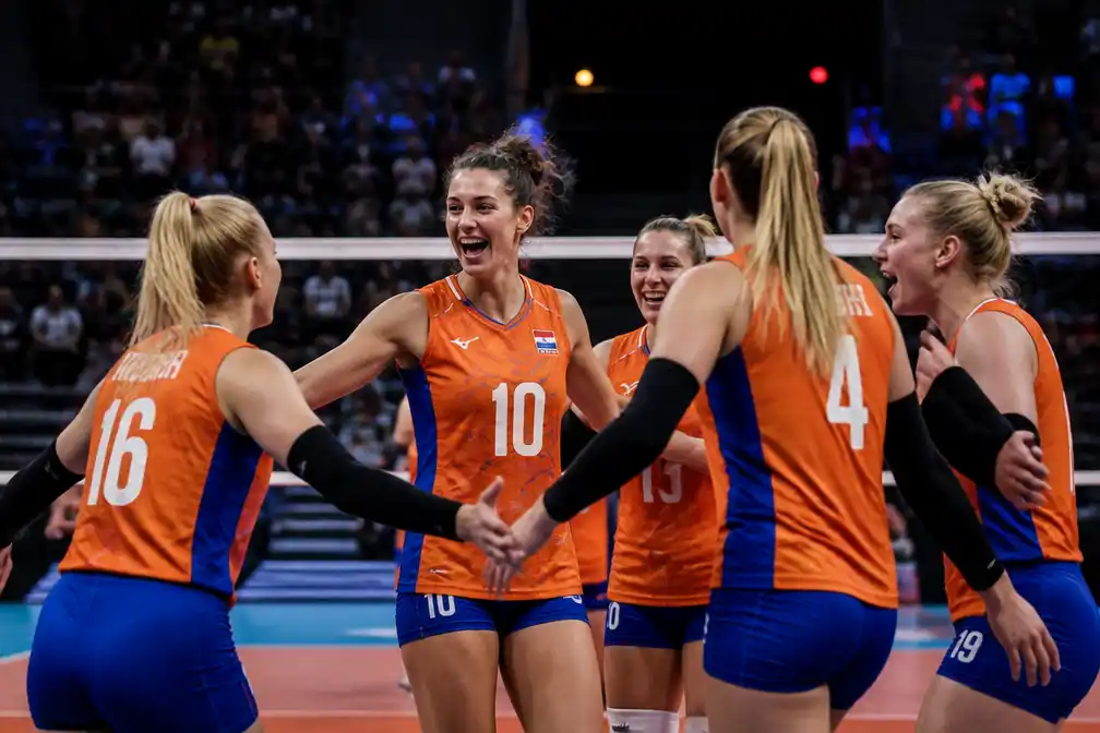 Nederlandse volleybalsters winnen openingsduel EK van Roemenië